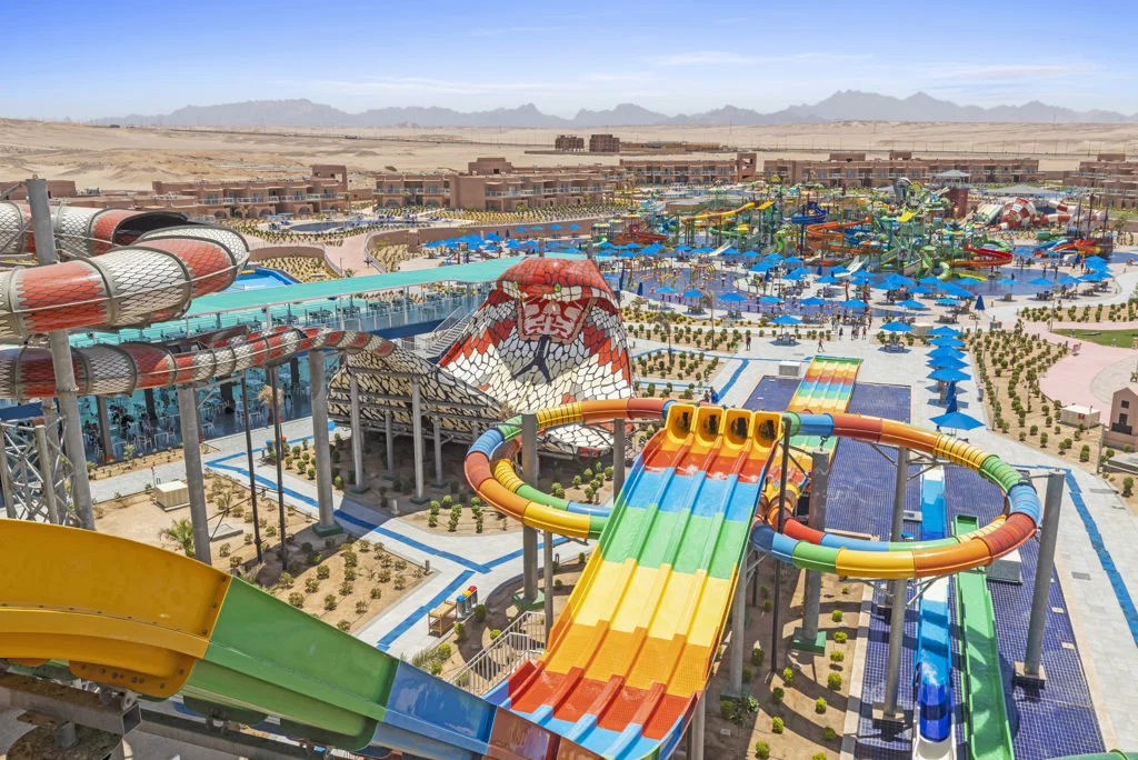 Kleurrijke glijbanen in een groot aquapark